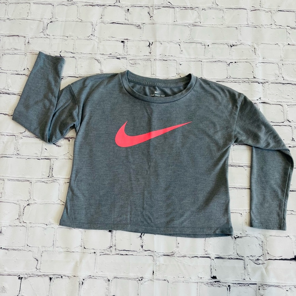 Girls Slightly Cropped Nike Tee Size 6